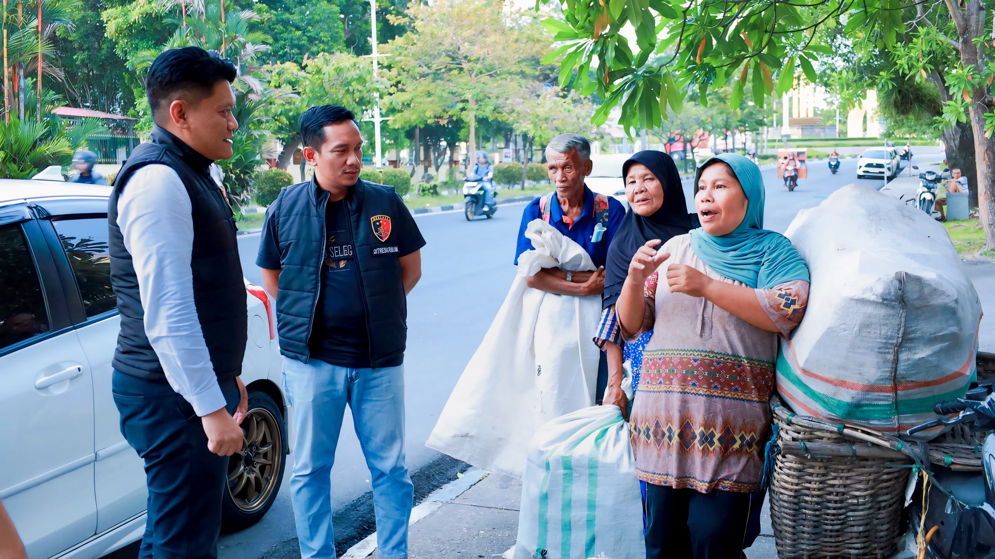 TIDAK PANDANG BULU, DITRESKRIMUM POLDA RIAU SAMBANGI PARA PEMULUNG UNTUK COOLING SYSTEM JELANG PILKADA SERENTAK