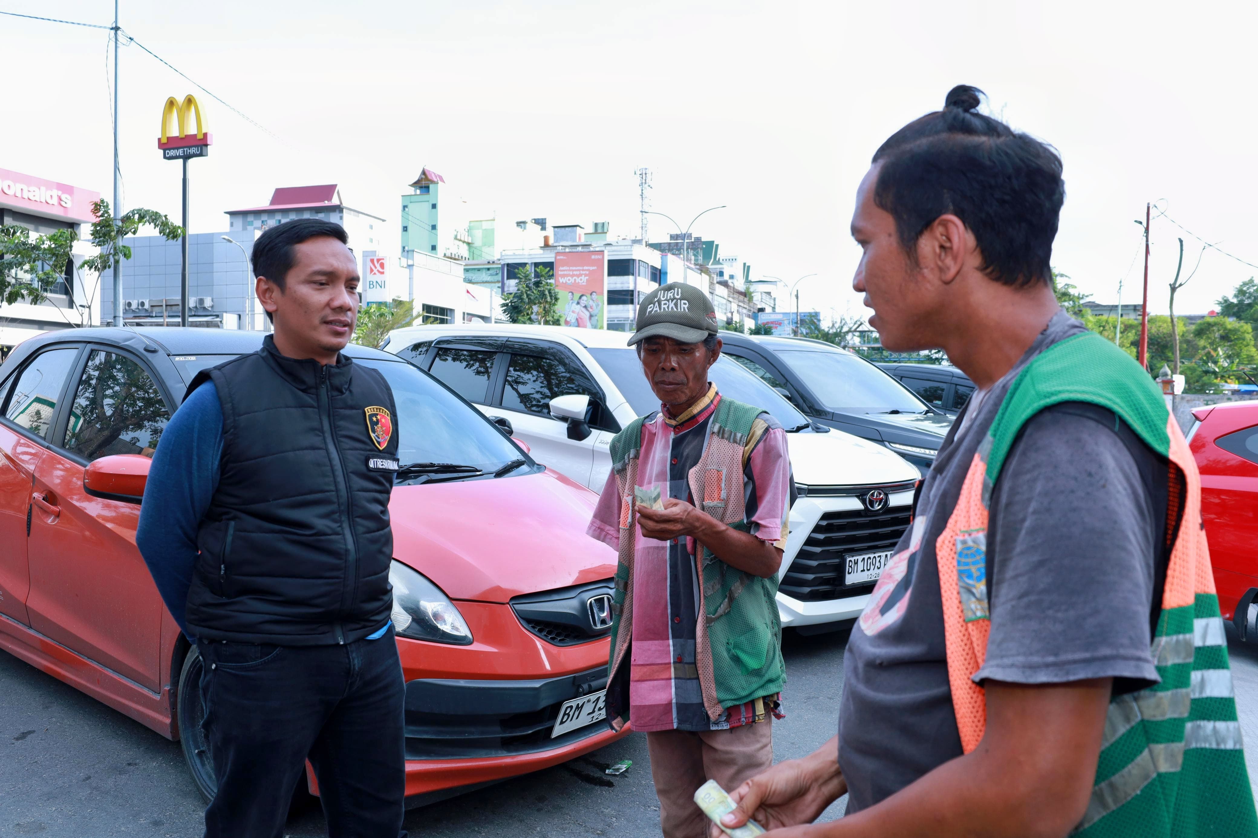 PERSONEL DITRESKRIMUM POLDA RIAU SAMBANGI TUKANG PARKIR GUNA CEGAH TINDAK KEJAHATAN