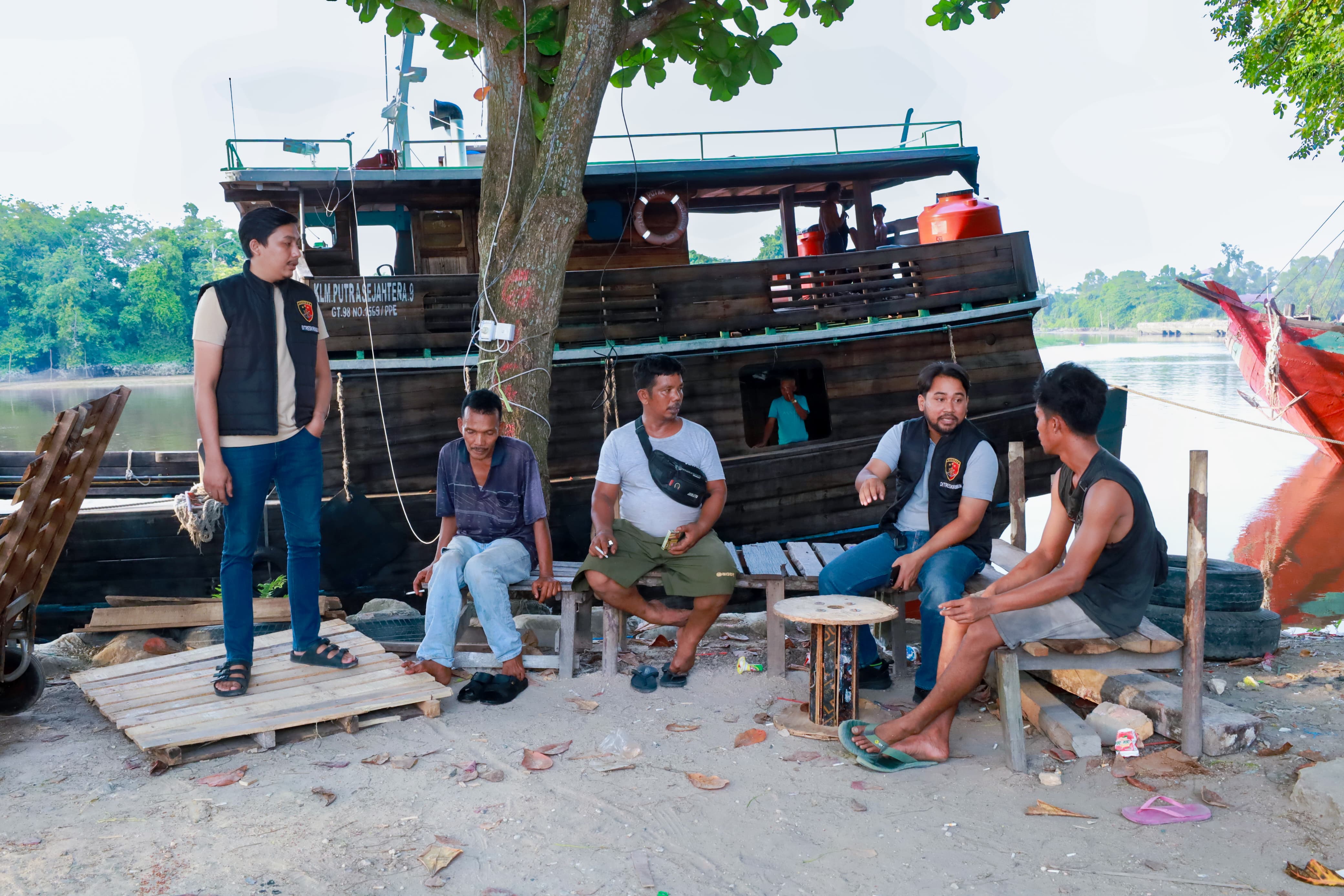 CEGAH GANGGUAN KAMTIBMAS, KOMBESPOL ASEP DARMAWAN PERINTAHKAN PERSONELNYA SAMBANGI AREAL PELABUHAN RAKYAT