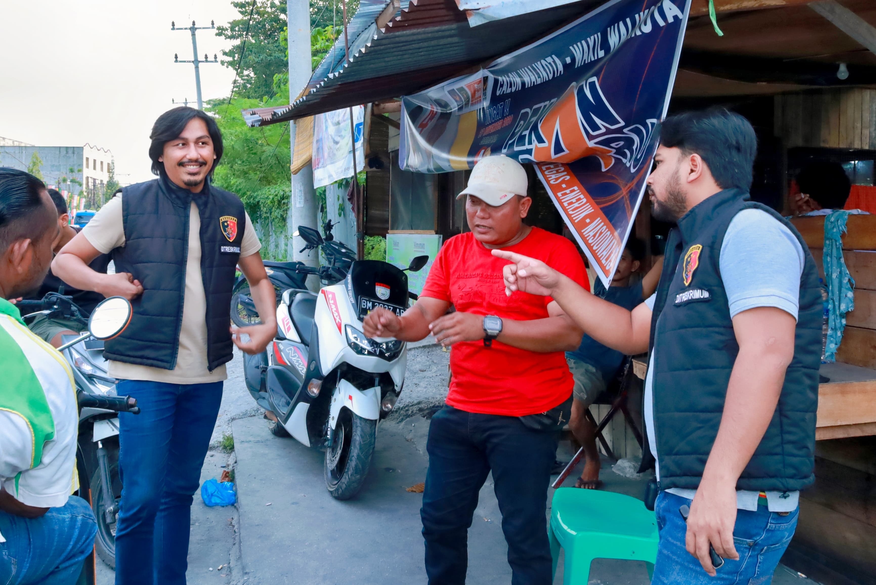 BERSINERGI DENGAN MASYARAKAT, PERSONEL DITRESKRIMUM POLDA RIAU BERSENDA GURAU DENGAN KETUA PEMUDA PELABUHAN SUNGAI DUKU