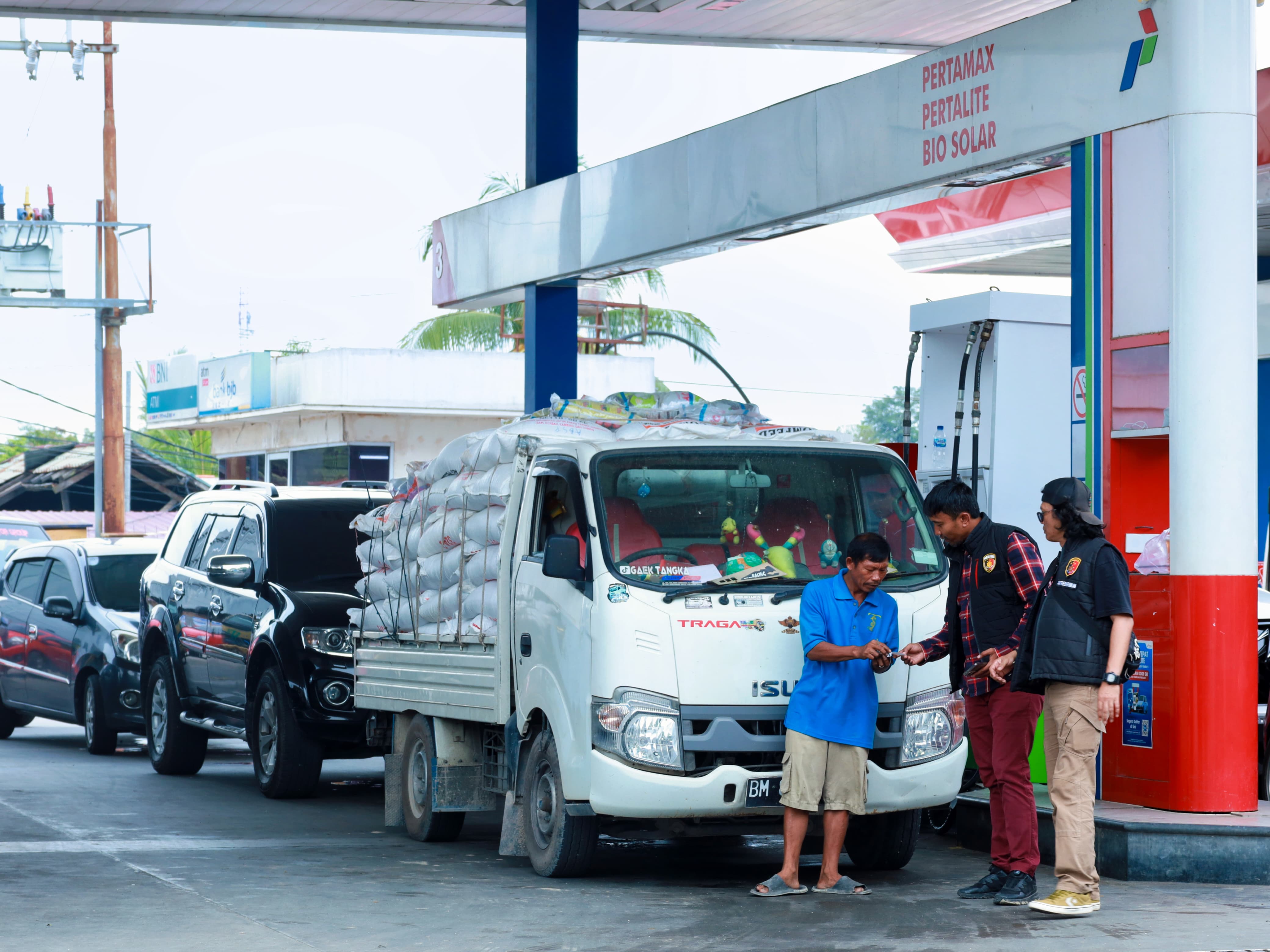 CEGAH PERSELISIHAN, DITRESKRIMUM POLDA RIAU SAMBANGI SPBU ANTRIAN PANJANG 